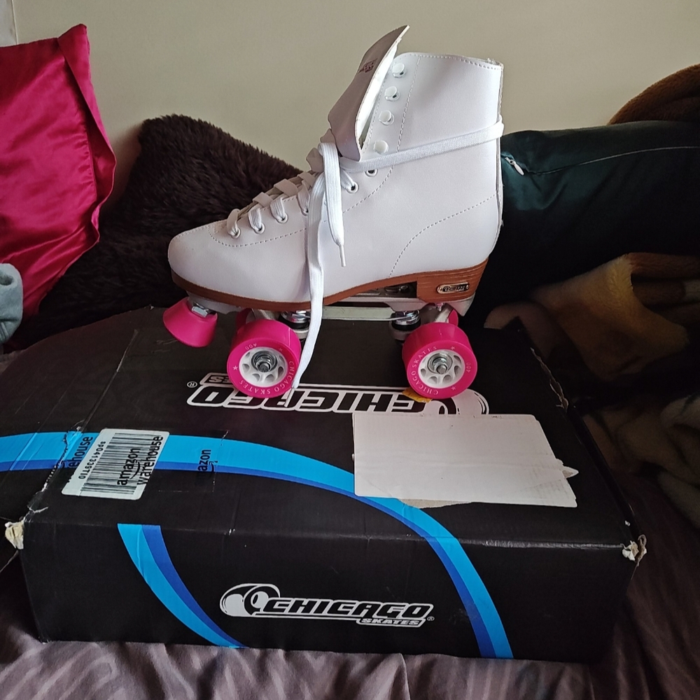 Chicago White Roller Skates with Pink Wheels